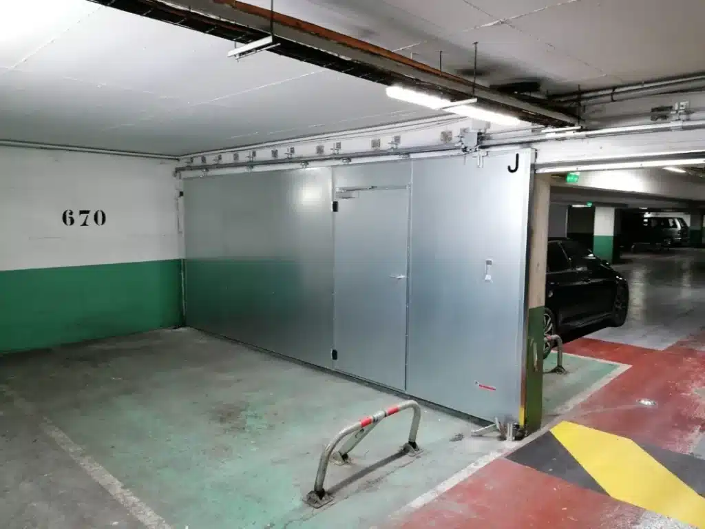 Porte coulissante sur mesure pare-flamme E60 (1 heure) en 1 vantail avec portillon d’accès