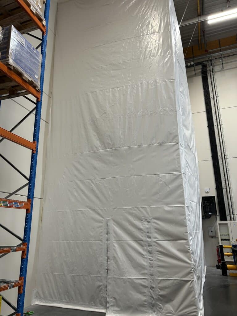 un sas anti-poussière pour la pose de portes coupe feu coulissantes