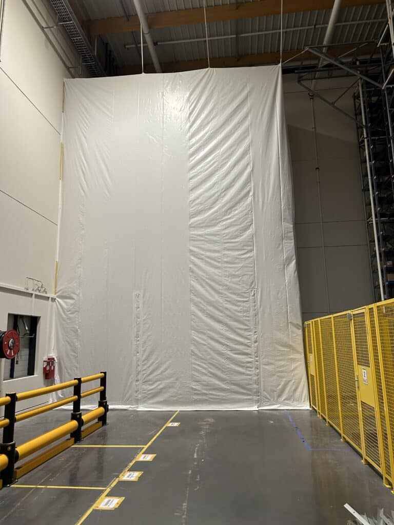 un sas anti-poussière pour la pose de portes coupe feu coulissantes