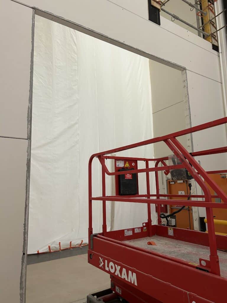 un sas anti-poussière pour la pose de portes coupe feu coulissantes