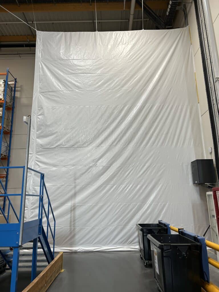 un sas anti-poussière pour la pose de portes coupe feu coulissantes