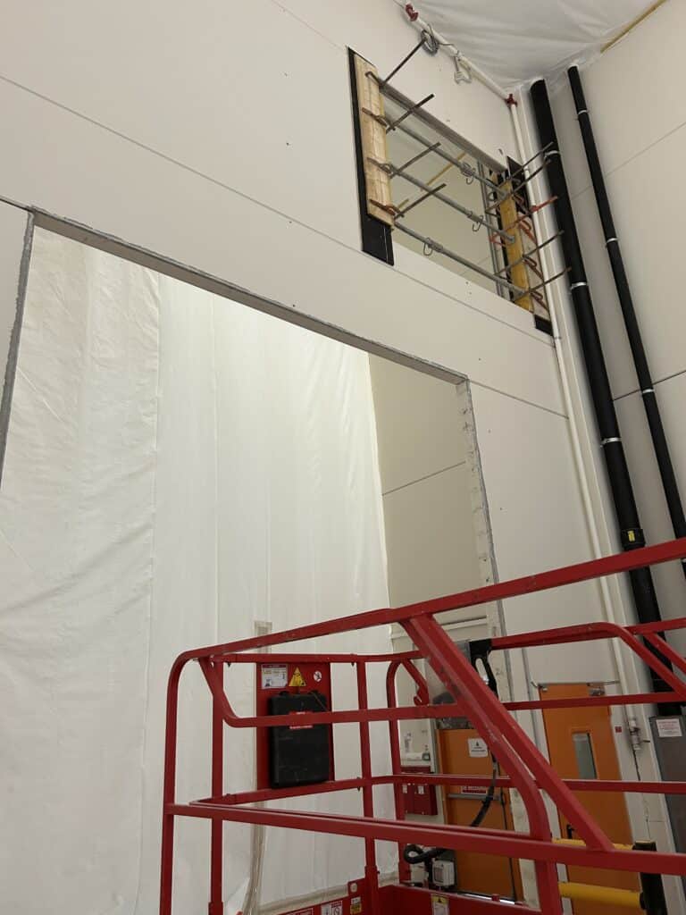 un sas anti-poussière pour la pose de portes coupe feu coulissantes