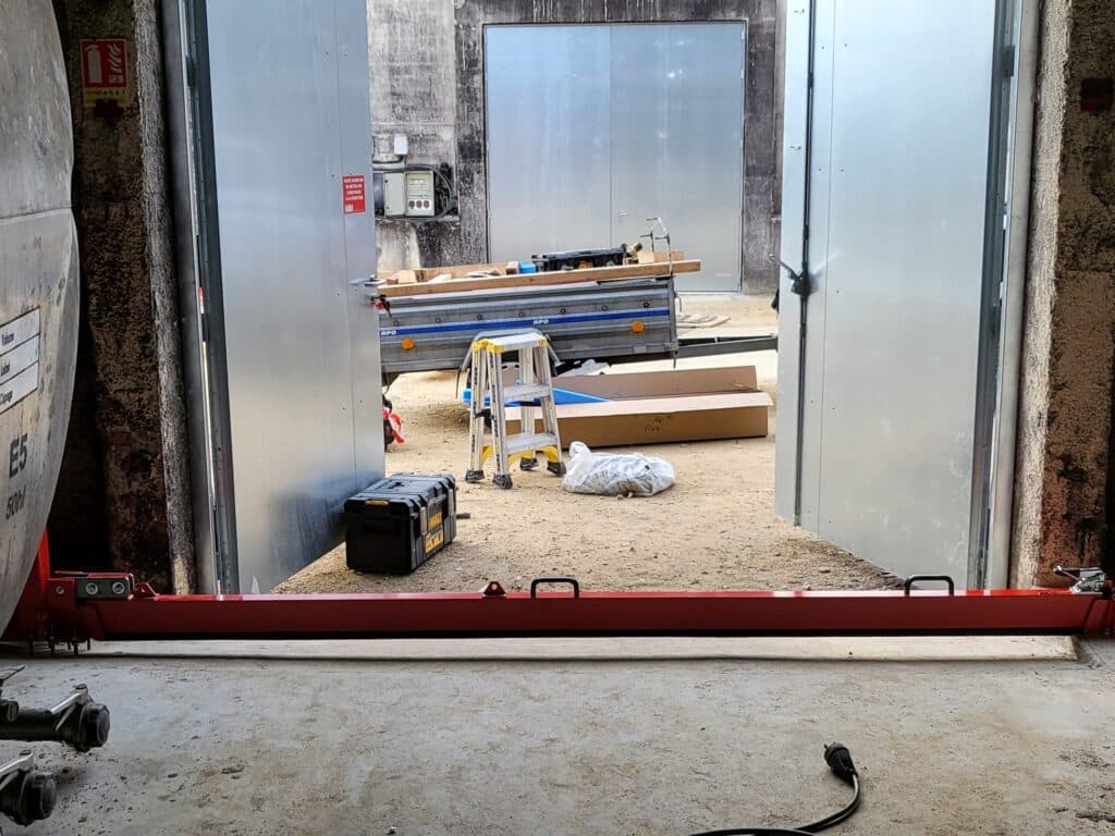 porte-coupe-feu-coulissante-et-battante-EI120-Chais-a-proteger-Armagnac-OIS-Fivo-securite-incendie-6