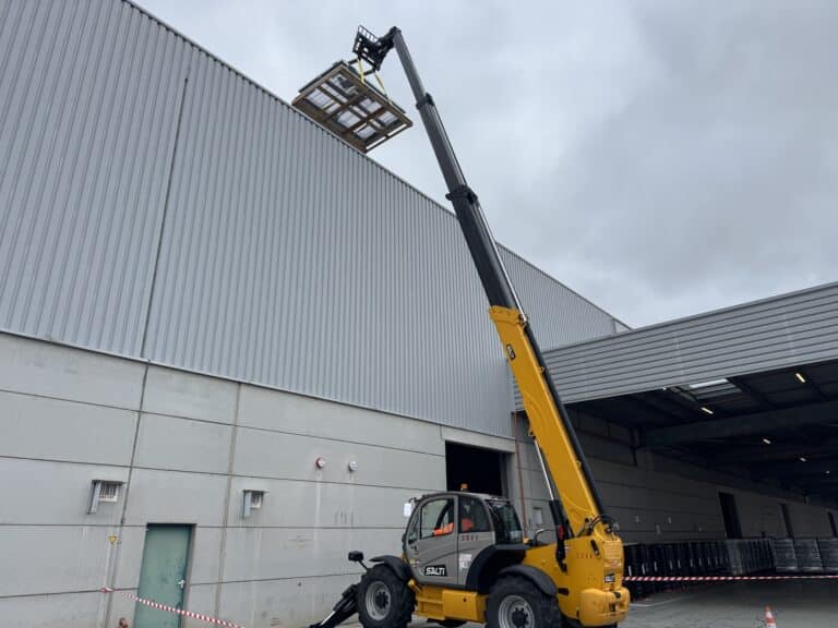 remplacement d'un exutoire de fumées système de désenfumage dans le puy de dôme par fivo services