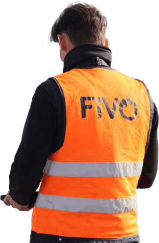 Employé du Groupe Fivo - spécialiste de la sécurité incendie - en uniforme